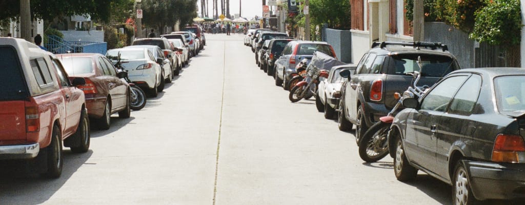 Samochody zaparkowane na ulicy