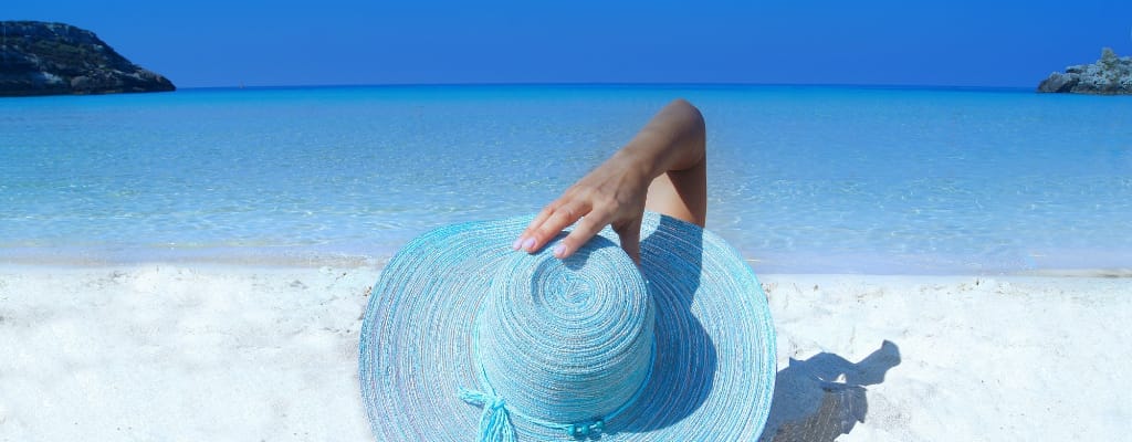 Kobieta w kapeluszu na plaży