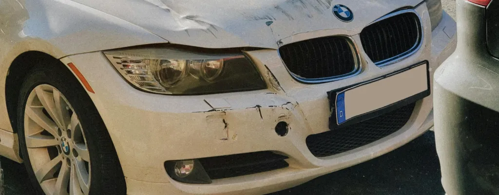 Biały samochód marki BMW, zdarzenie drogowe, kolizja, wypadek