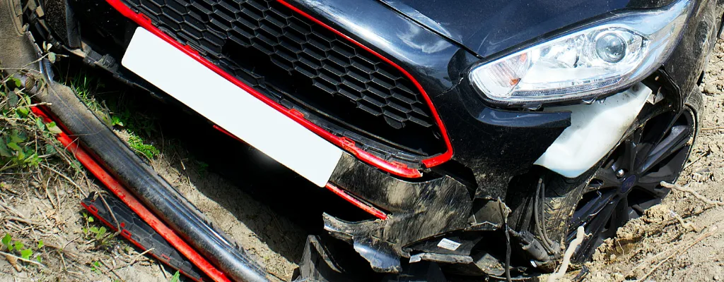 Granatowy samochód marki Ford, wypadek, auto zastępcze z OC sprawcy wypadku
