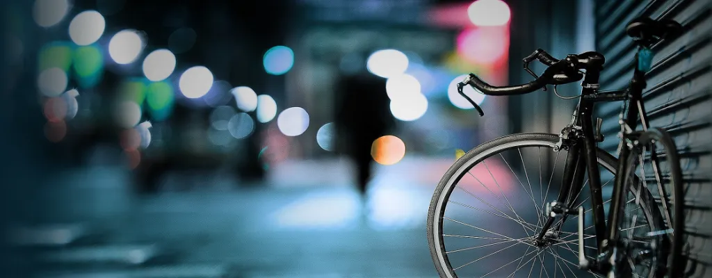 Rower na ulicy, wieczorowa pora.
